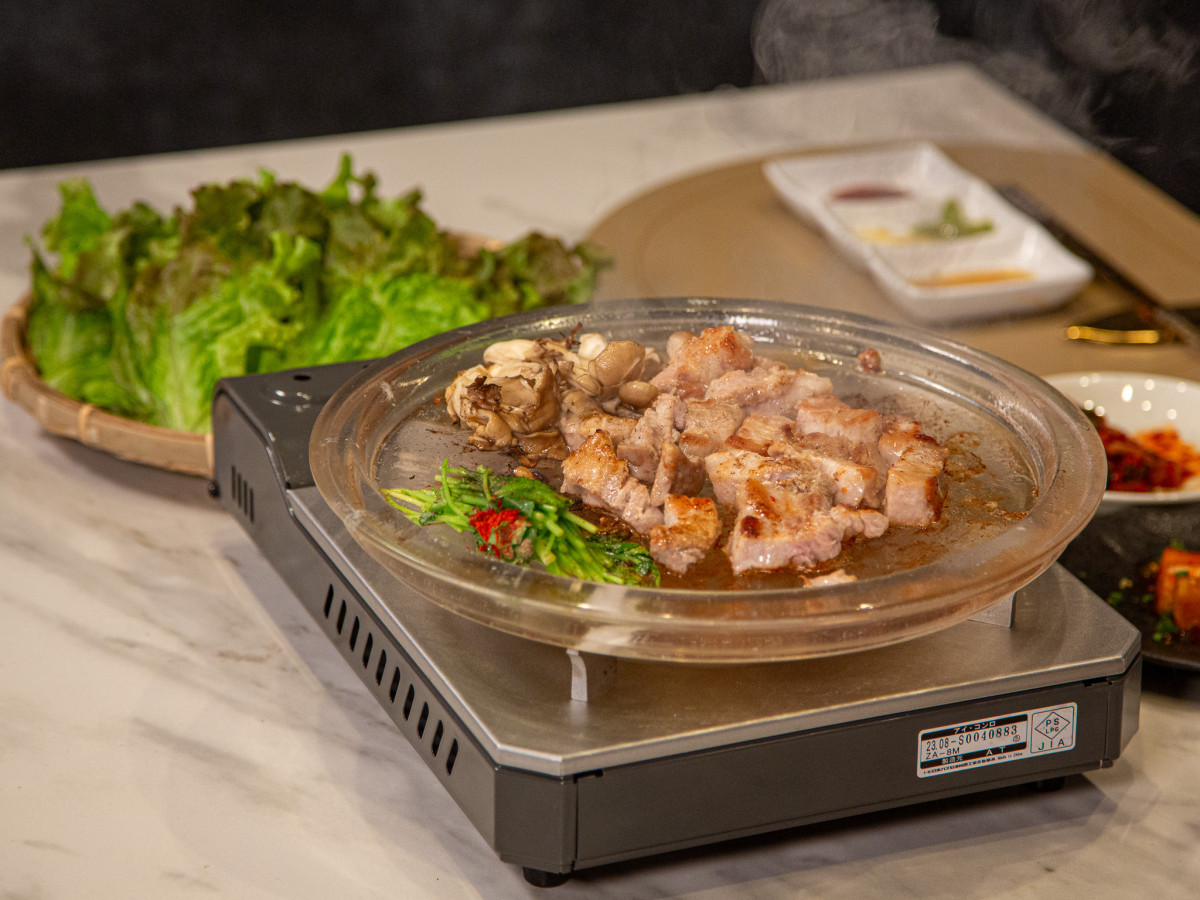 石英とガラスを混ぜた「水晶プレート」で焼くサムギョプサルは切って