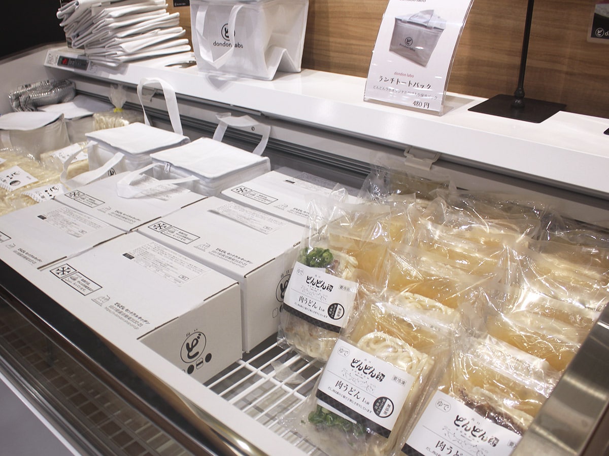 萩の「どんどんラボ」店頭で販売する冷凍うどんセット - 山口宇部経済新聞