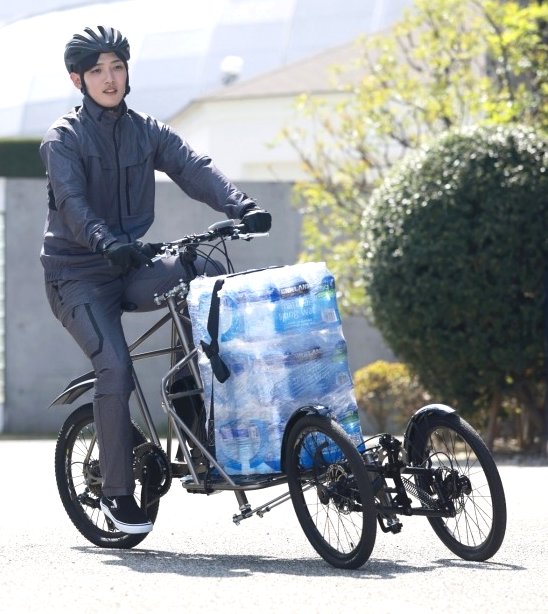 カワサキモータースが投入、カーゴ仕様「電動3輪車」が狙う需要