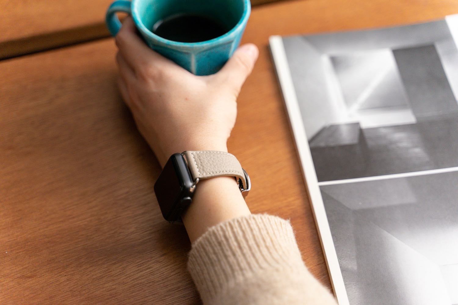 手首に纏う、やさしい色気。Apple Watchに寄り添うEPONAS（エポナス