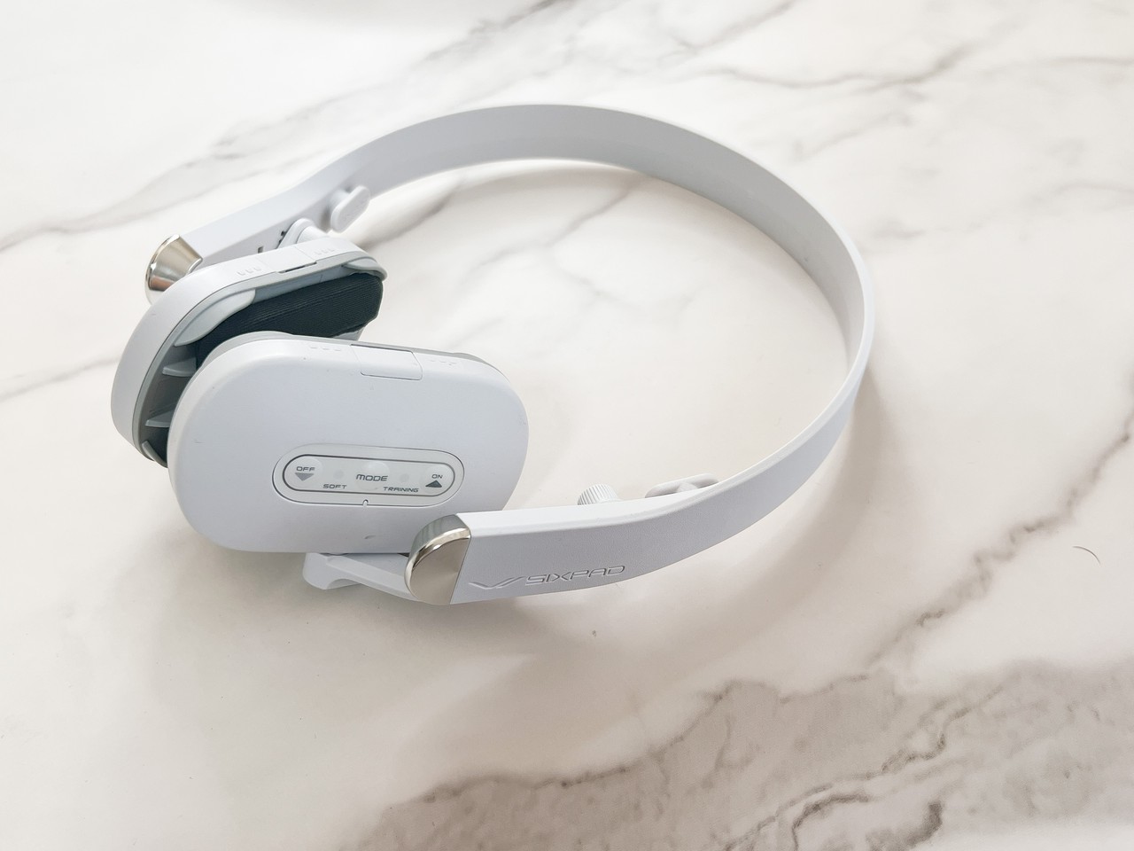 気づいたら無表情…」にサヨナラ！ 表情筋を鍛える「SIXPAD Facial Fit