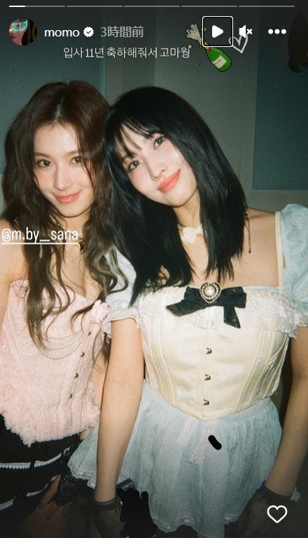 TWICEサナ＆モモ、JYP入所11周年で2ショット祭り 「おめでとう」と祝福