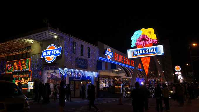 ブルーシールのネオン看板が復活！さらに進化した牧港本店をご覧あれ