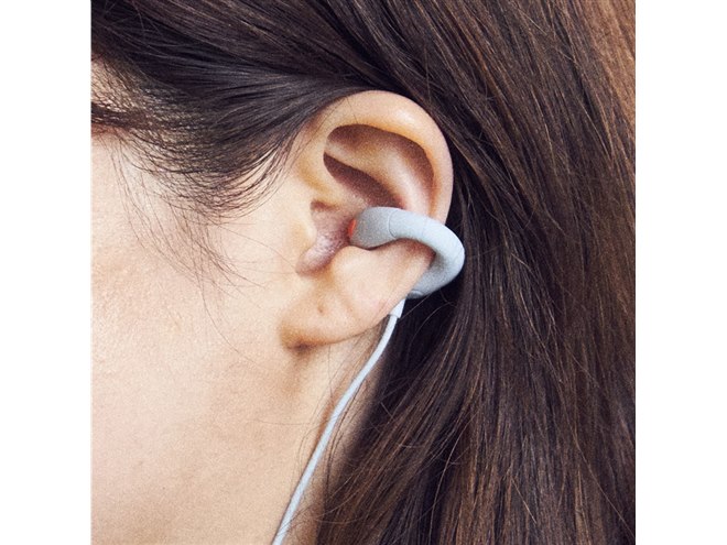 アンビー、独自の音導管で耳を塞がないイヤホン「ambie sound earcuffs