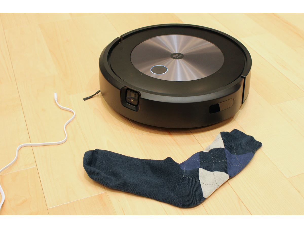 新しい「ルンバ j7+」は散らかった床でも動きやすい！ ケーブルや