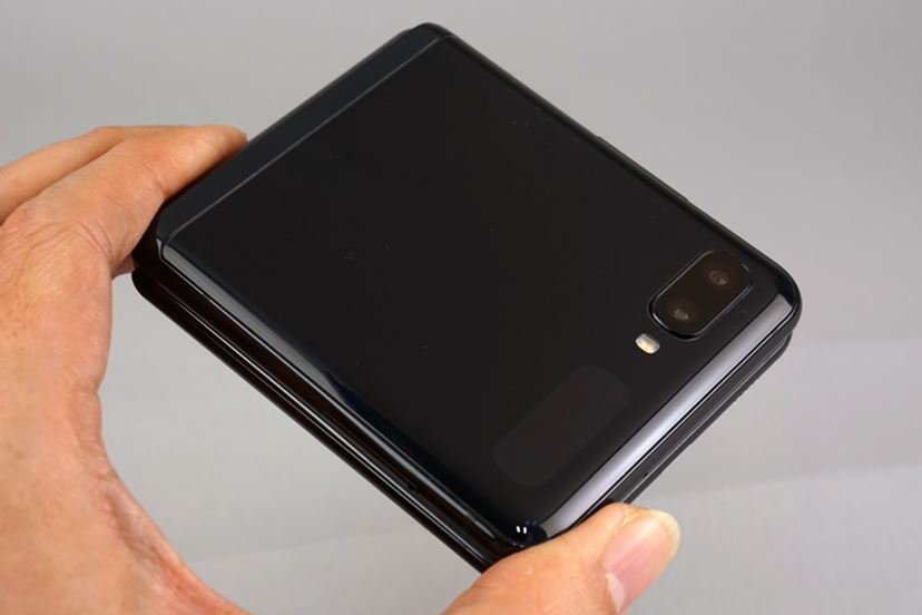 コンパクトに折りたためるスマホ、サムスン「Galaxy Z Flip SCV47」1