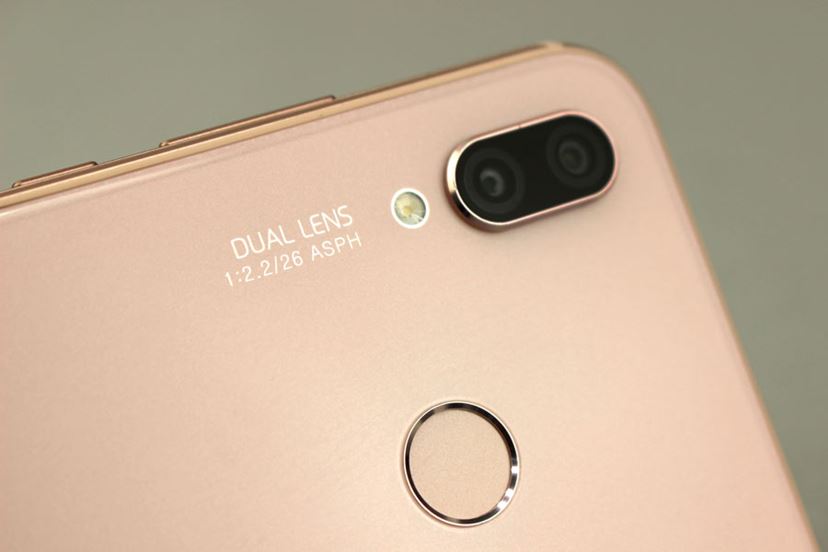 約5.8インチ縦長液晶にデュアルカメラを備える、ファーウェイ「HUAWEI