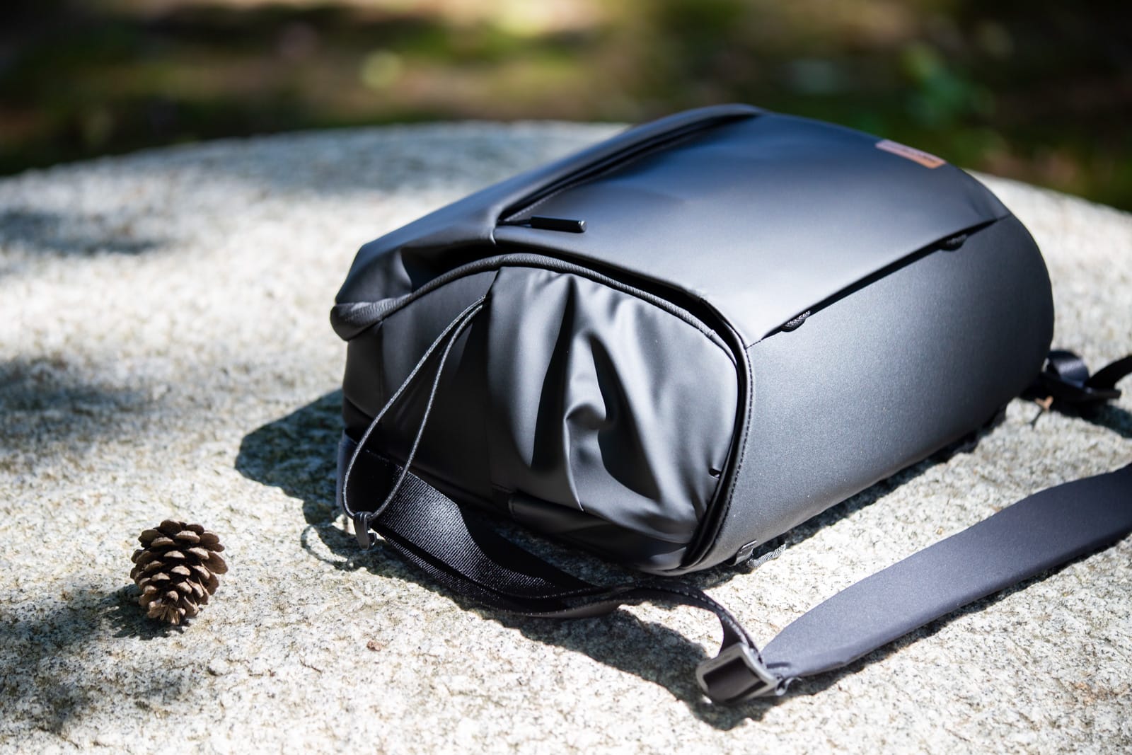 質感が良くて考えられた使い勝手のカメラバッグPGYTECH「OneGo