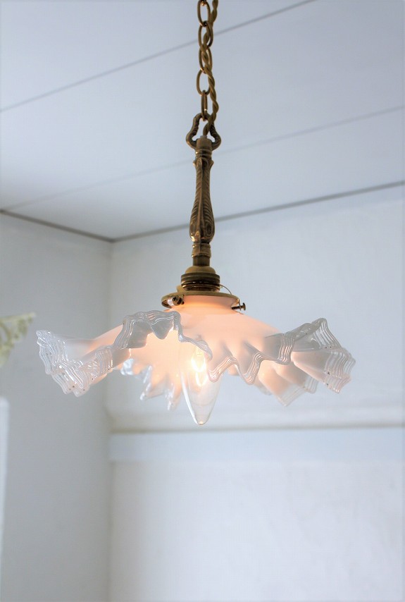 フランスアンティーク・フリルガラスランプシェード （ミルクガラス