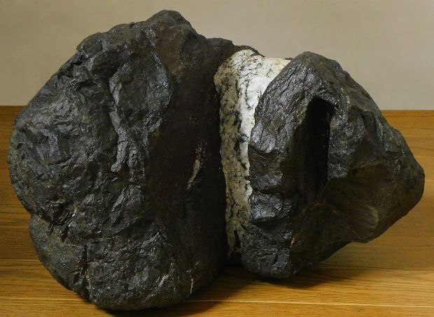 山水石美術館」 水石・美石を紹介 『滝石』 安倍川 紫晃石・藤枝縮緬石