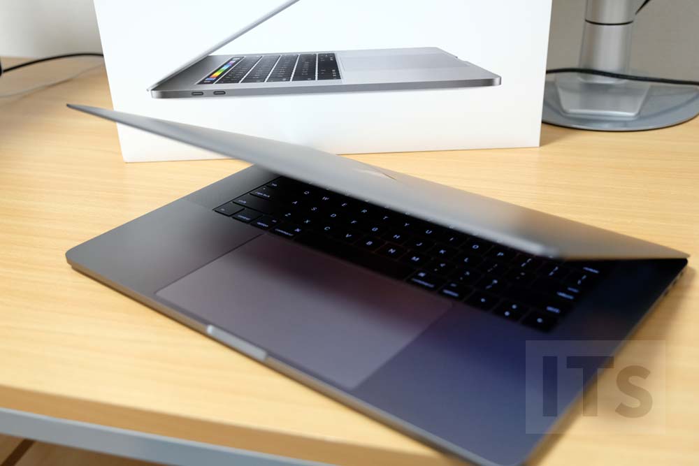 15インチMacBook Pro 2016【開封レビュー】旧型の外観比較もしてみた