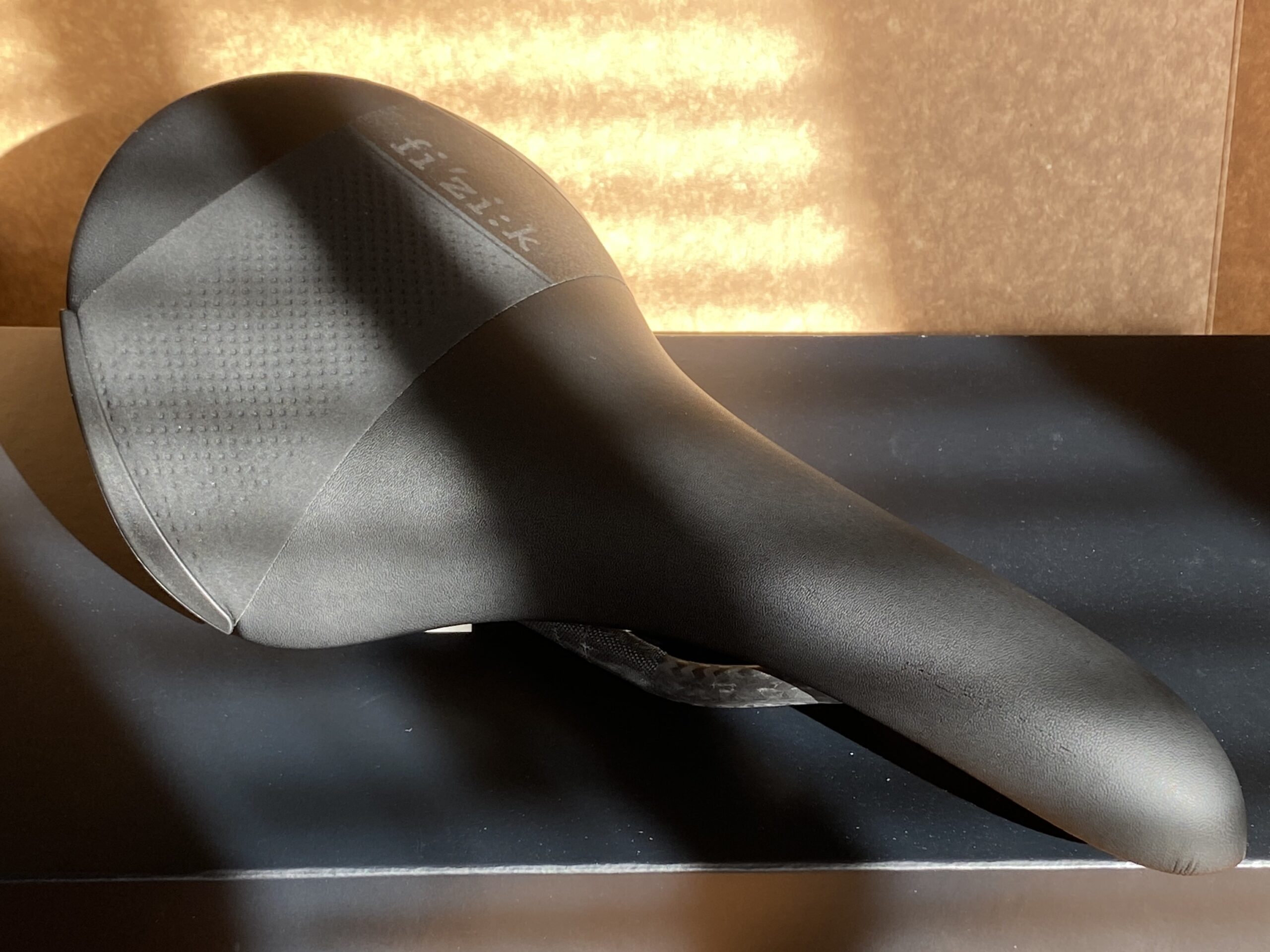 究極のコンビネーション:快適性と軽量性が融合したレース用サドル