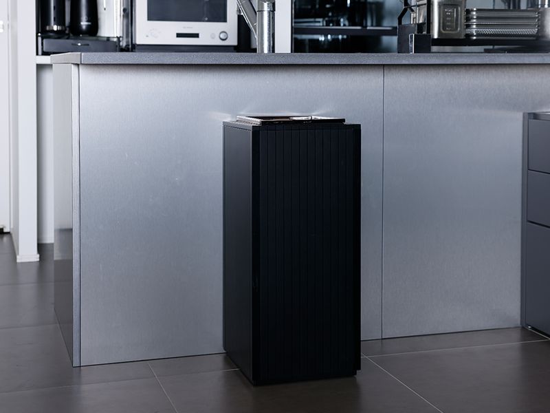 手をかざすと自動で開閉するゴミ箱。漆喰のような白と黒 - 家電 Watch