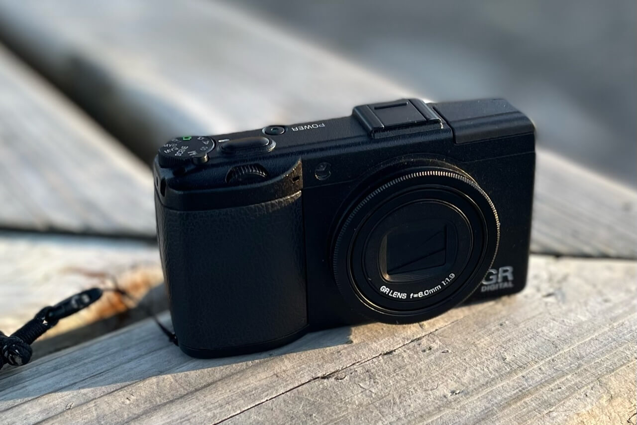 RICOH GR digital IIIは、いまだ現役で2台確保している。｜記憶カメラ