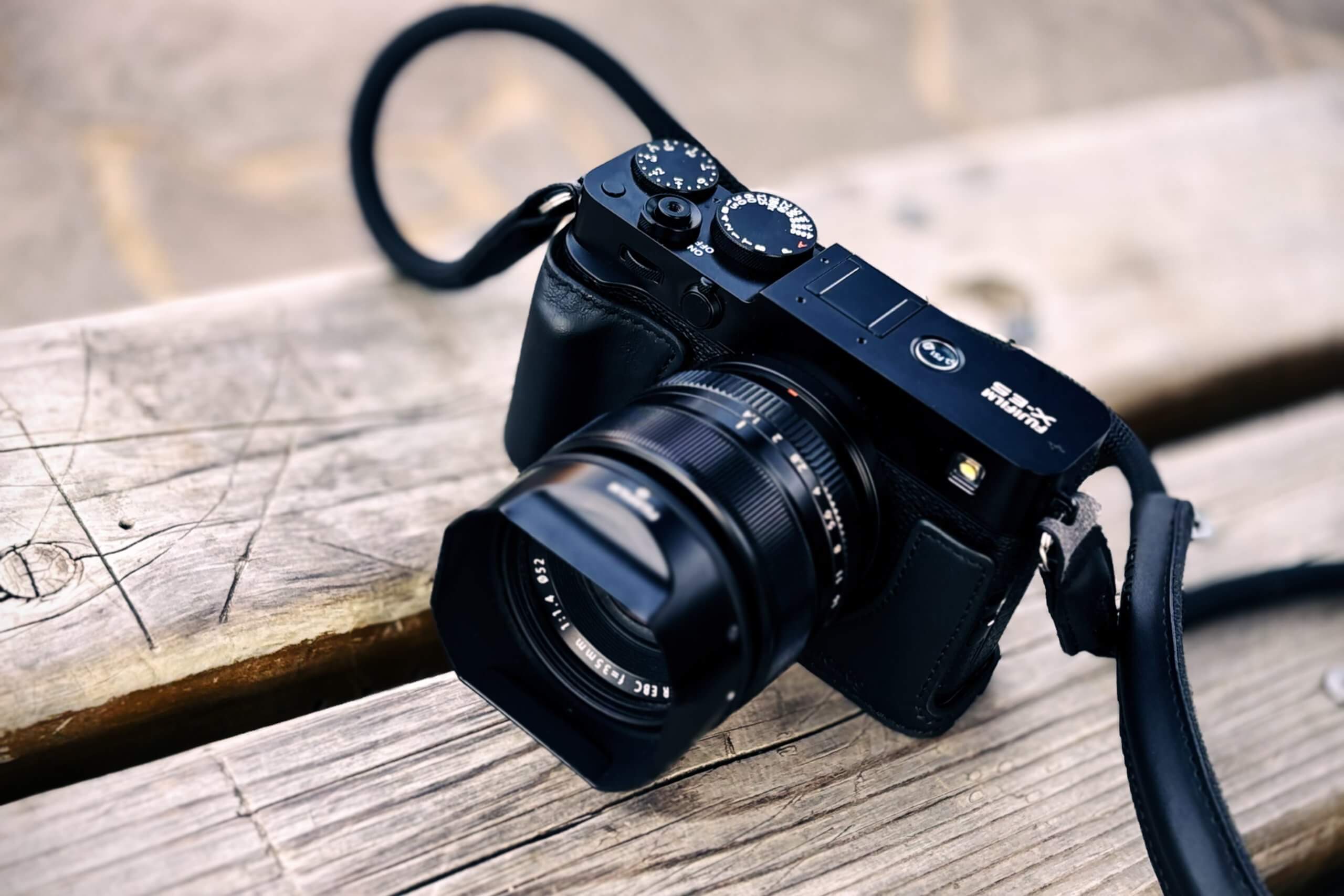 SmallRigのレザーケースをつけて、X-E5が完全体になった気がする