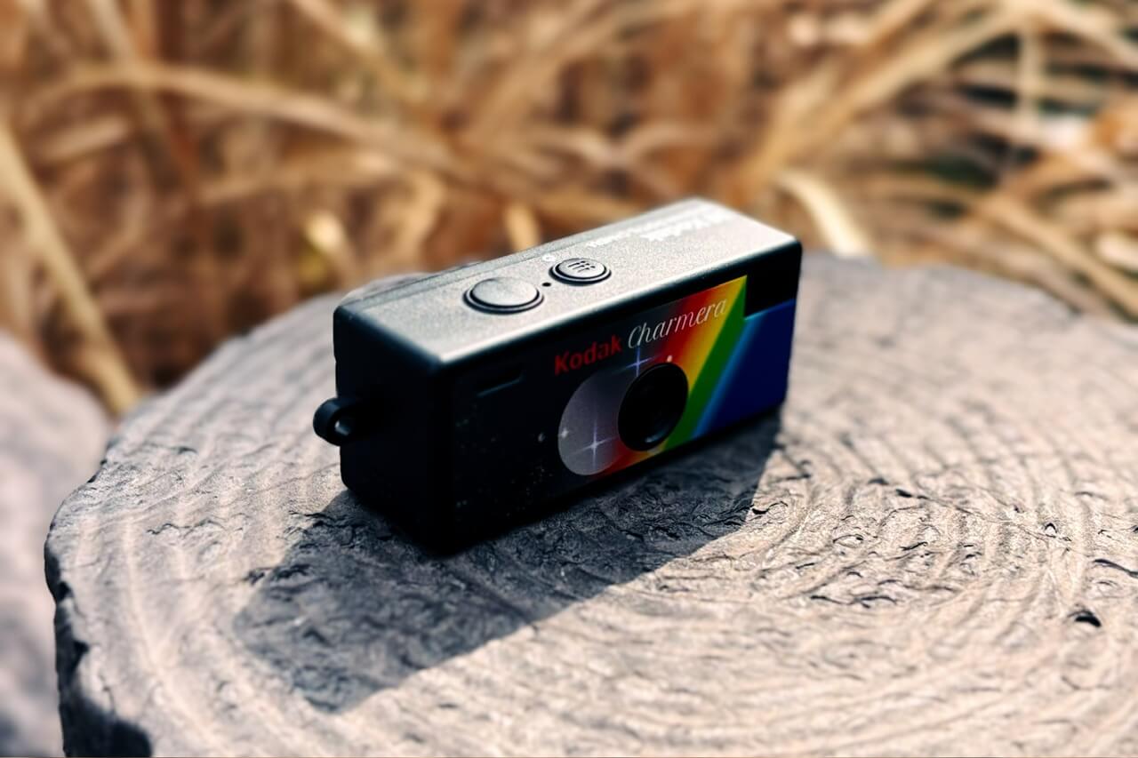 わが家のトイデジKodak Charmeraは、キーホルダーすらつけていない