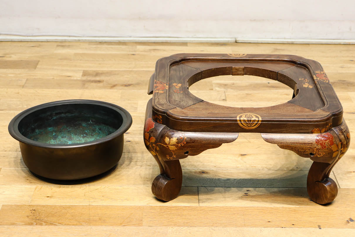 花絵柄模様の蒔絵が美しい大名火鉢 DC8829 在庫1個 – 古福庵