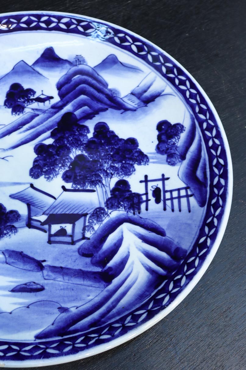 深みのある藍色の染付で山水図を描いた古伊万里焼の大皿 DC8930 – 古福