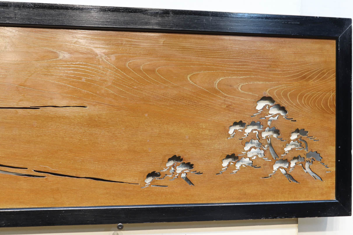 幅2138ミリ!! 雄大な富士山が浮かぶ上品な絵柄の長尺透かし欄間 EZ2140