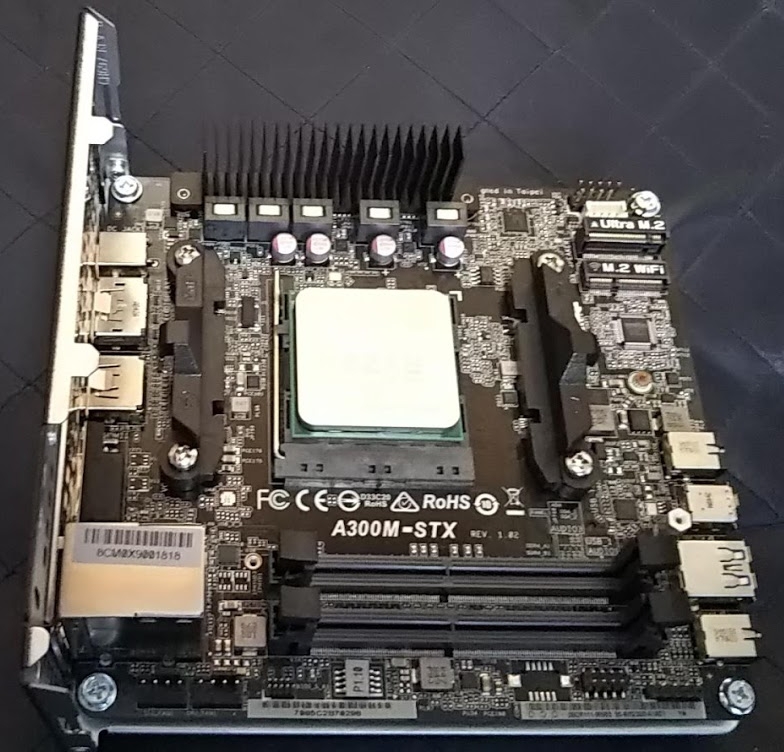 ASRock DeskMini A300】自作初心者も挑戦しやすいAMD製小型ベアボーンPC！