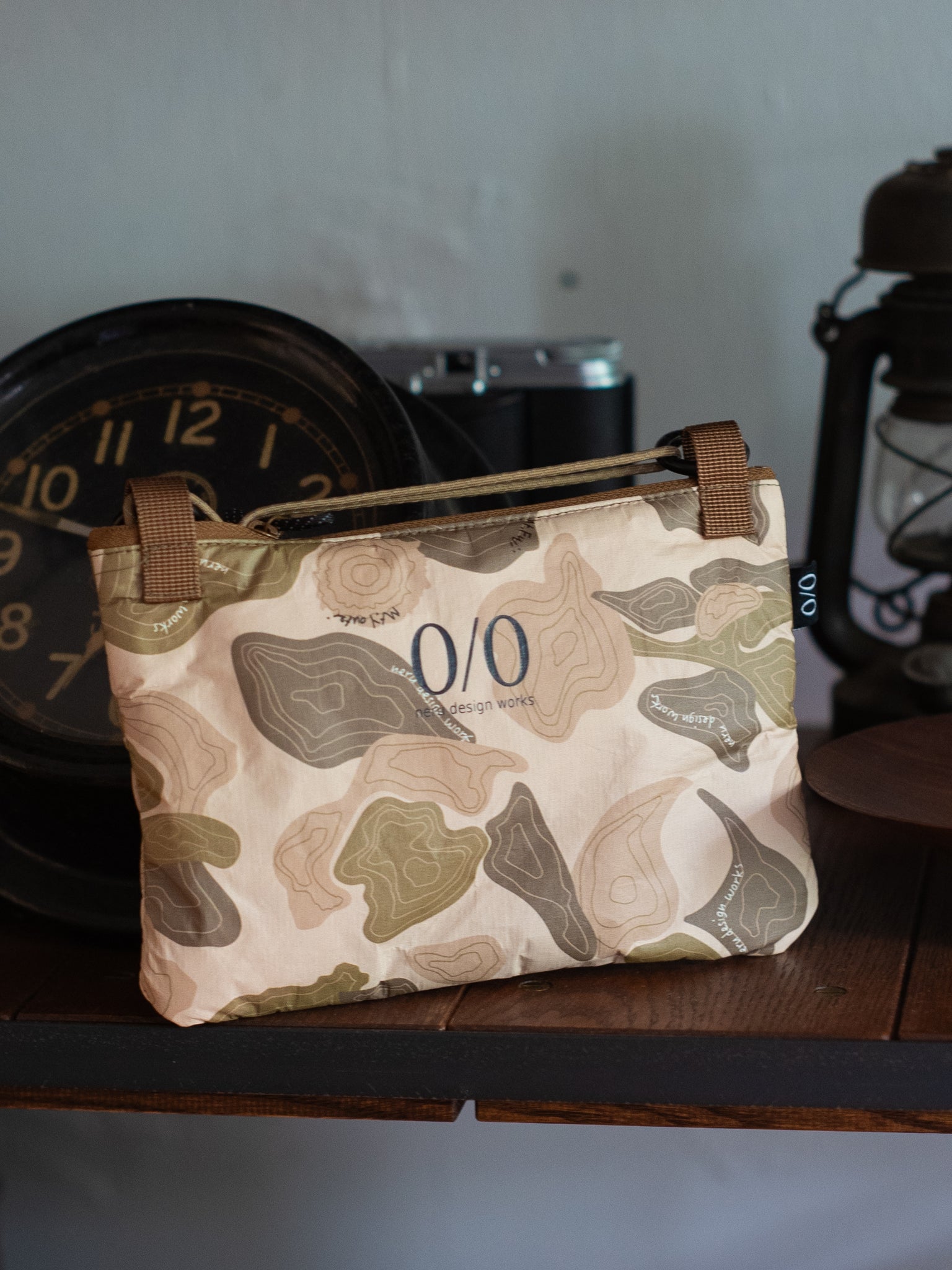 TOPOカモ サコッシュ – LOG