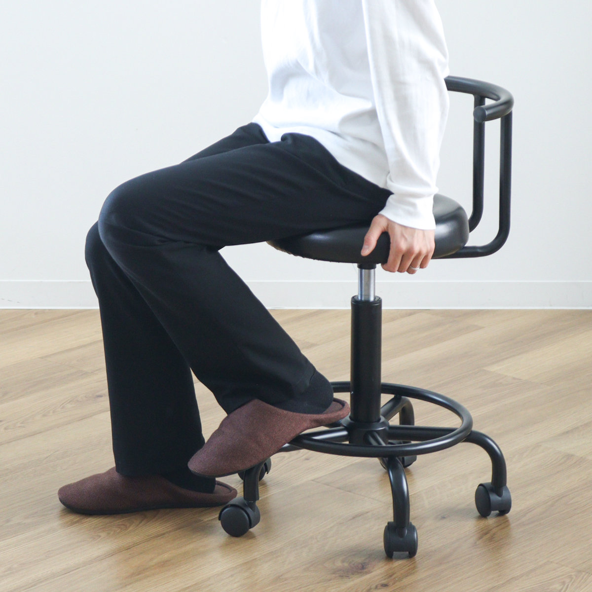 キャスターチェア 昇降式 背付タイプ ブラックフレーム （ ワーク