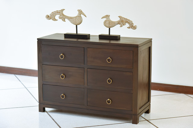 チーク無垢材の美しい木目を最大限に引き出したデザインチェスト