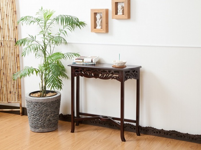 曲線の効いた彫刻が上品で美しいコンソールテーブル。 /アジアン家具