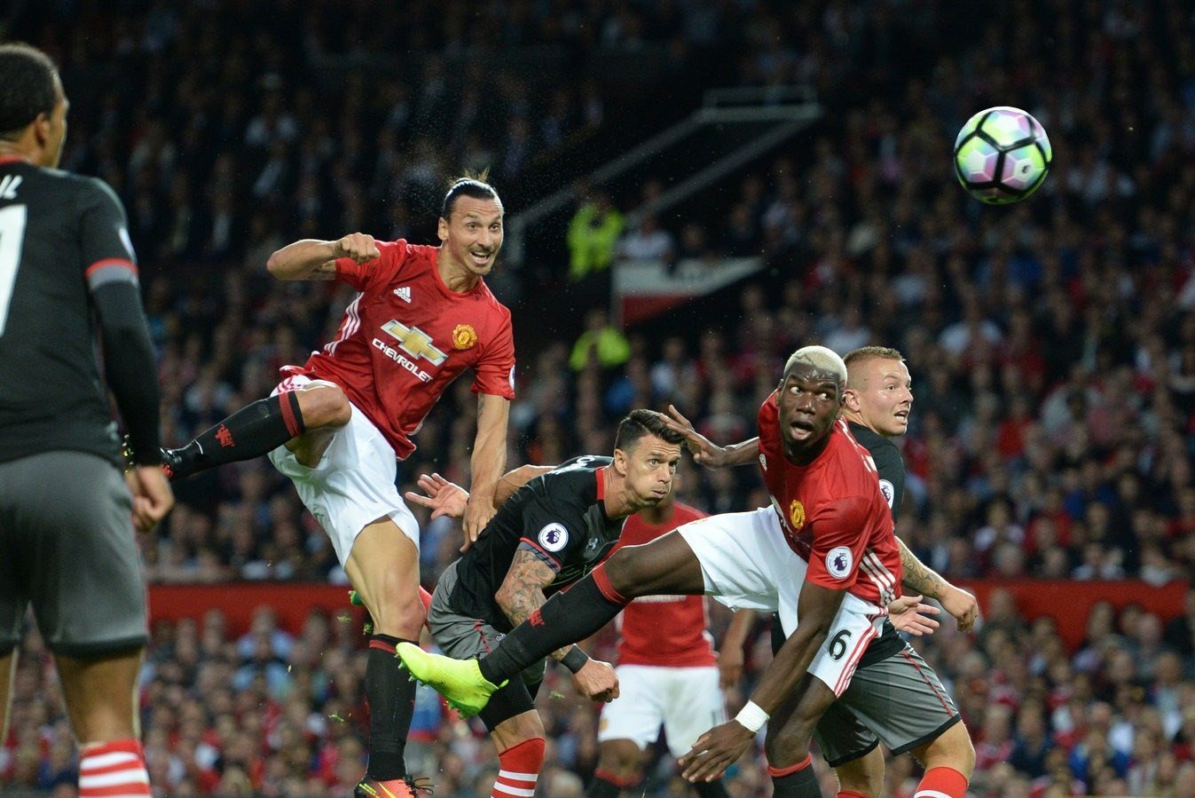 Amazon.co.jp: サイン入りズラタンイブラヒモビッチマンチェスター