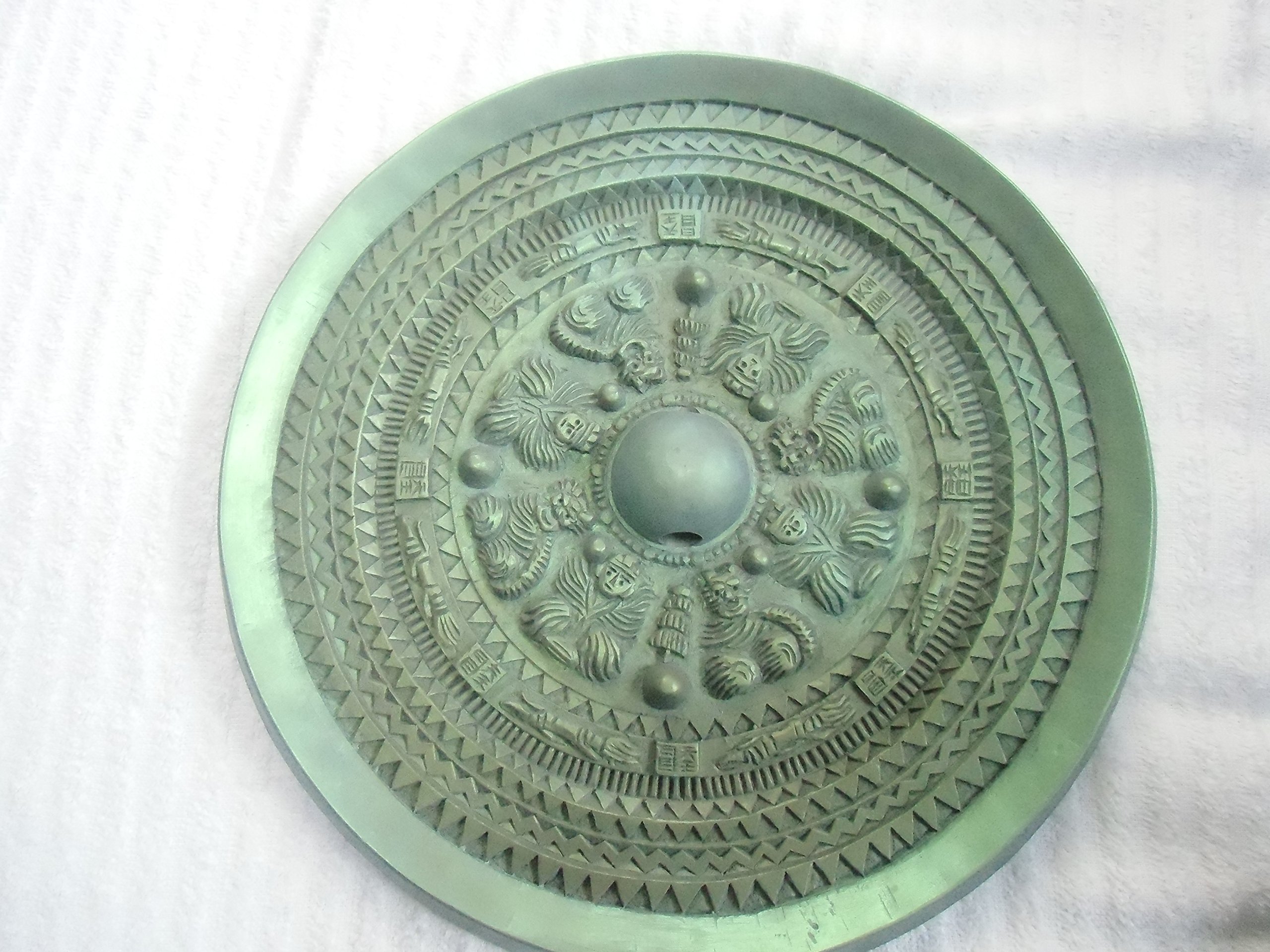 Amazon | 【ノーブランド品】三角縁神獣鏡レプリカ 26cm 緑青色艶無し