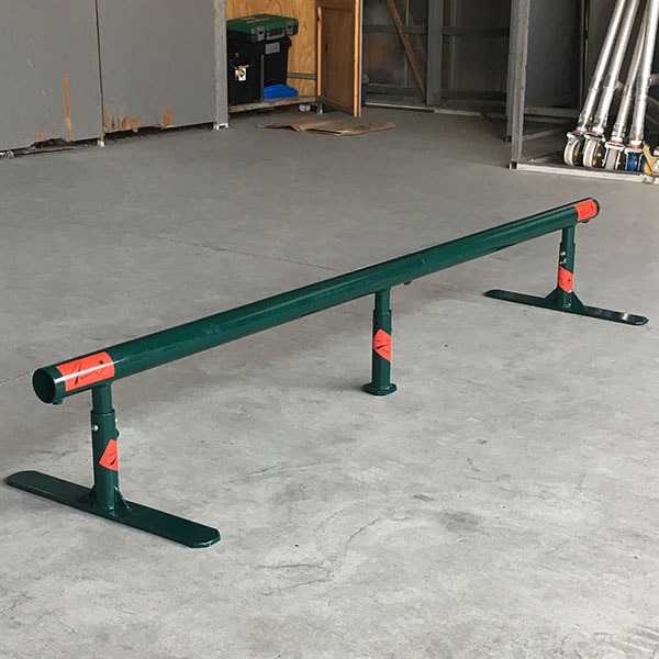 室内 鉄棒、体育体操マット、スケートボードセクション スケボーレール