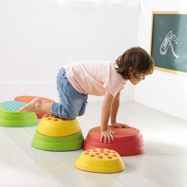 室内 鉄棒、体育体操マット、スケートボードセクション スケボーレール