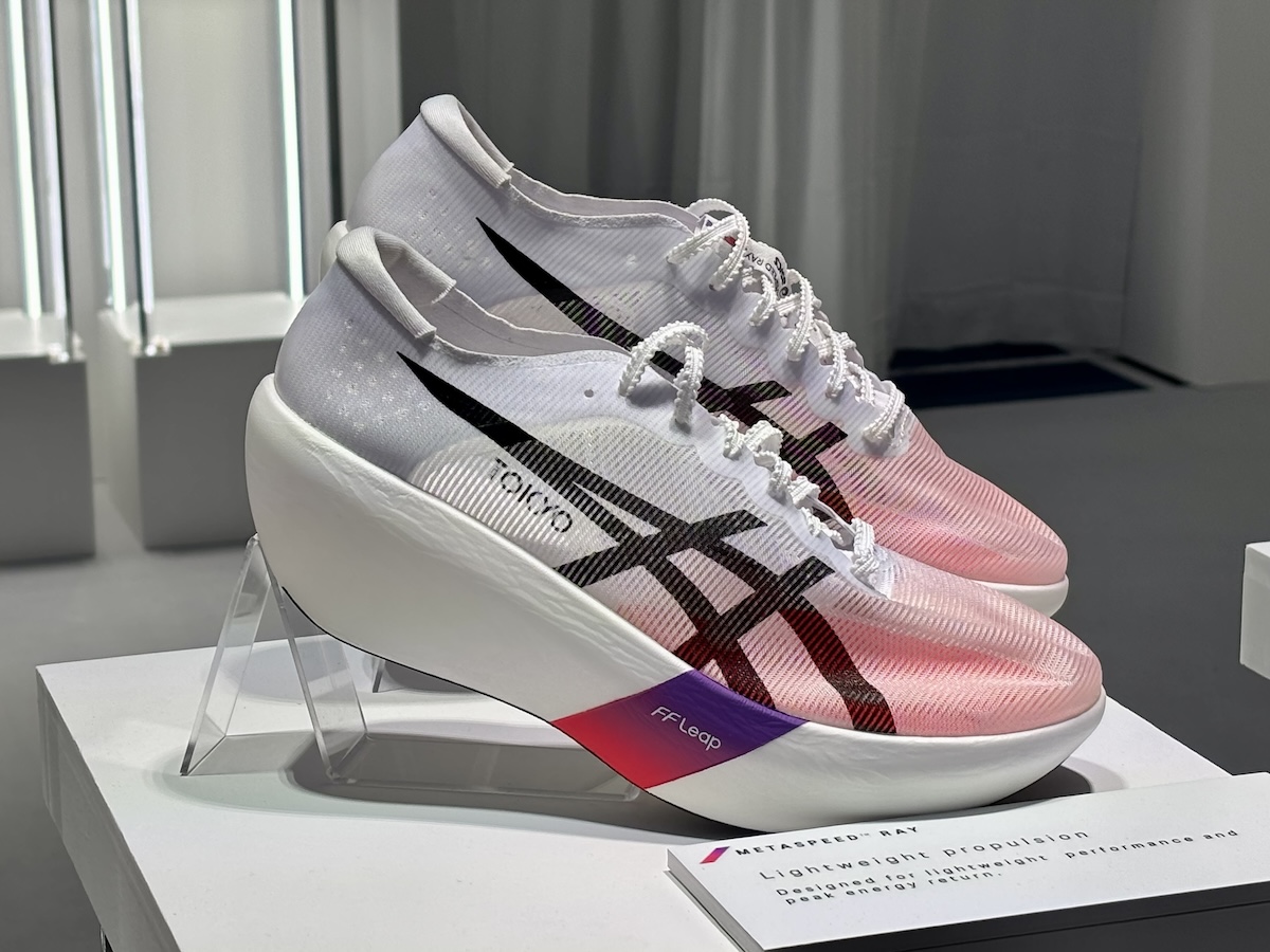 アシックス、開発競争激化のランニングシューズで超軽量モデル投下
