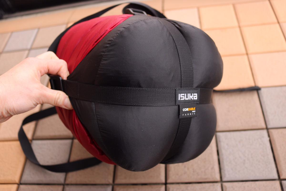 ISUKAの「ウルトラライトコンプレッションバッグ」で大きな寝袋を圧縮