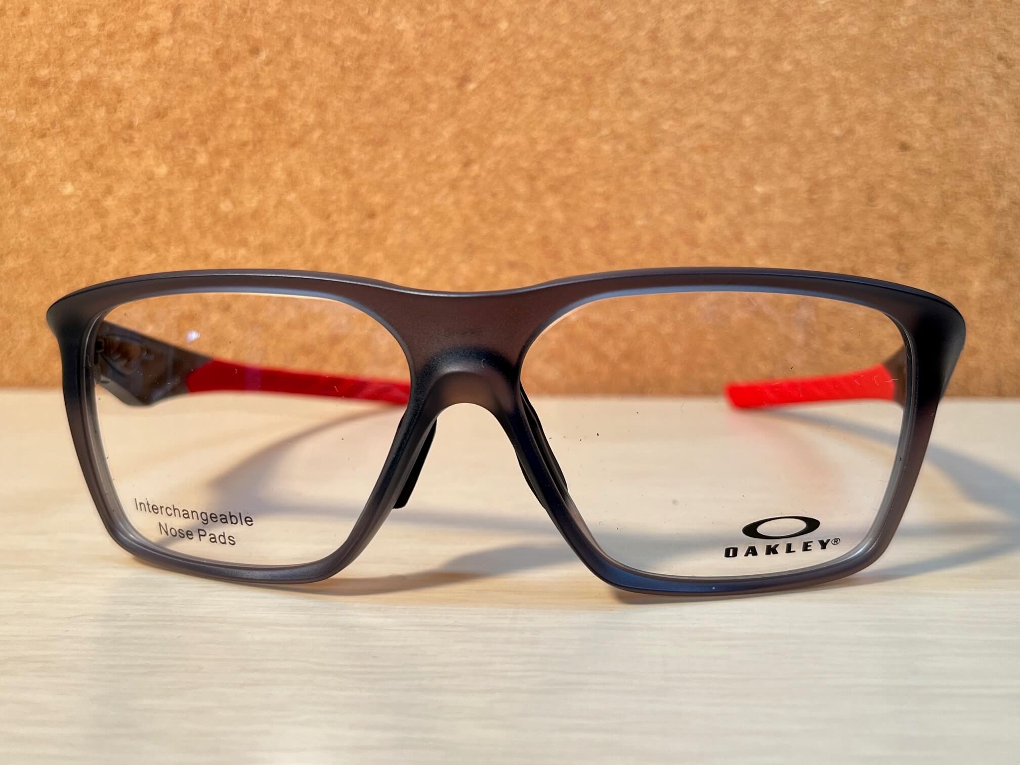 オークリー新作ヴァーサフューズ エスキューOX8201｜圧倒的な存在感と