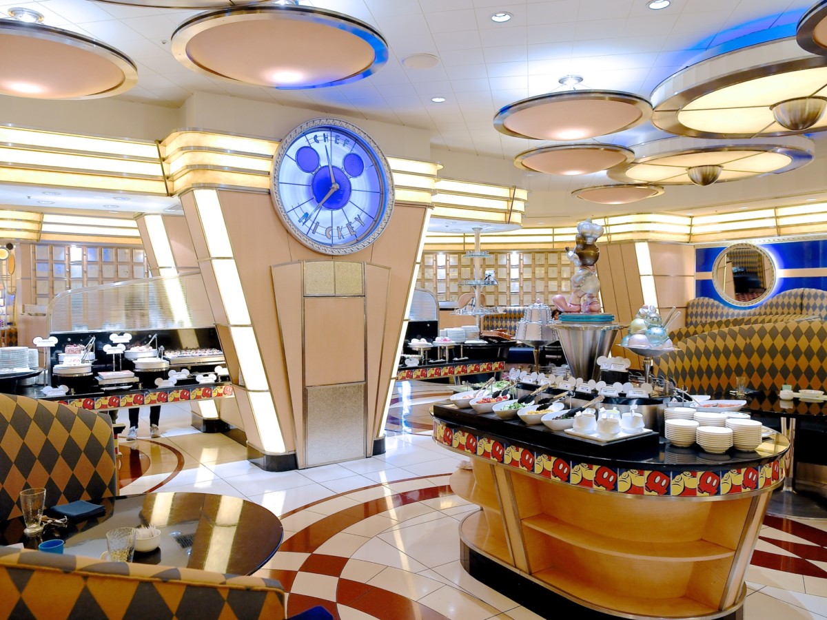 オリジナルフォトスタンドがもらえる！シェフミッキー“ハッピー