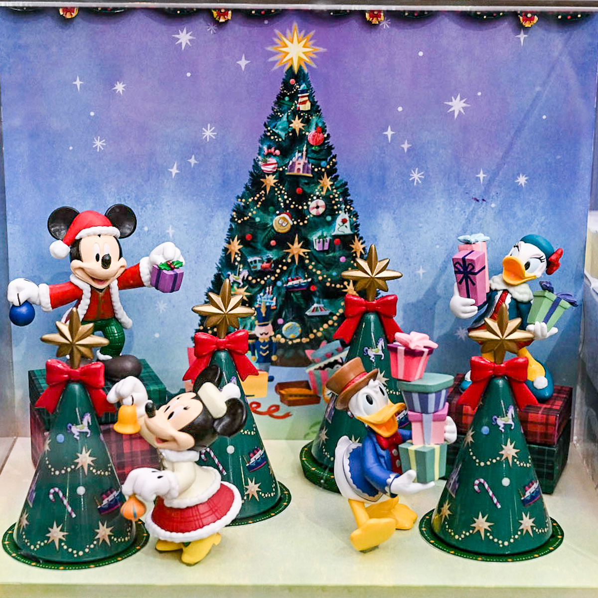 ツリーの飾り付けをするミッキーマウスたち！東京ディズニーリゾート