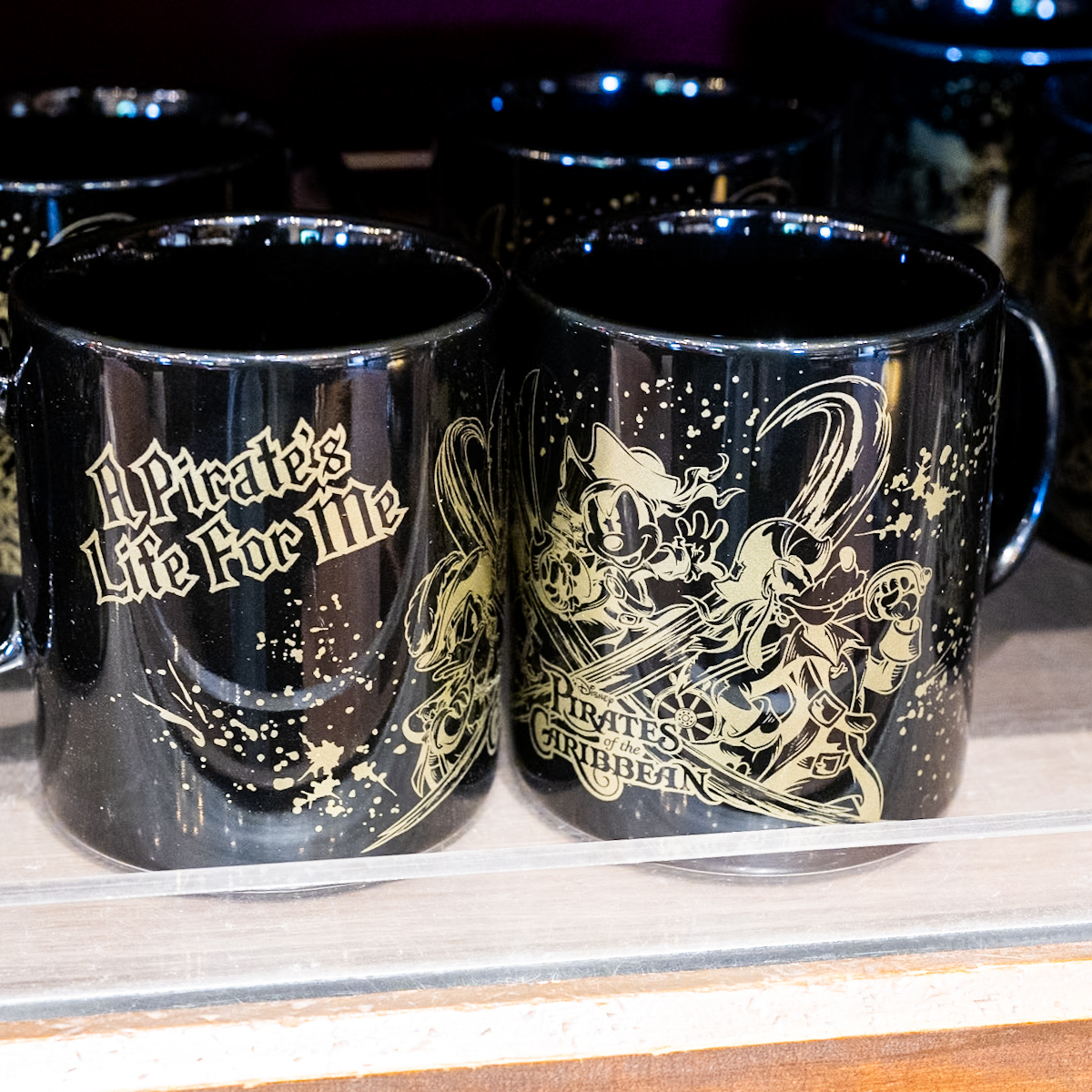 黒×金がおしゃれなミッキーたち！東京ディズニーランド「カリブの海賊