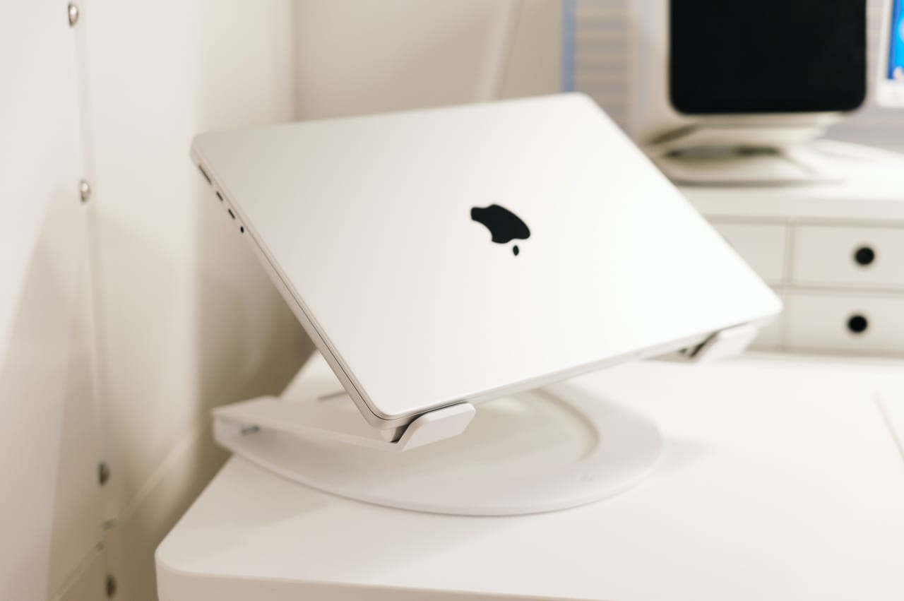 おしゃれな白いノートパソコンスタンド／Twelve South Curve Flex