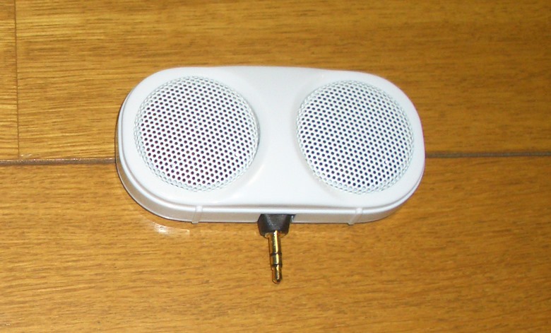 電池不要のスマホ向けスピーカー「ヤザワ プラグインスピーカー