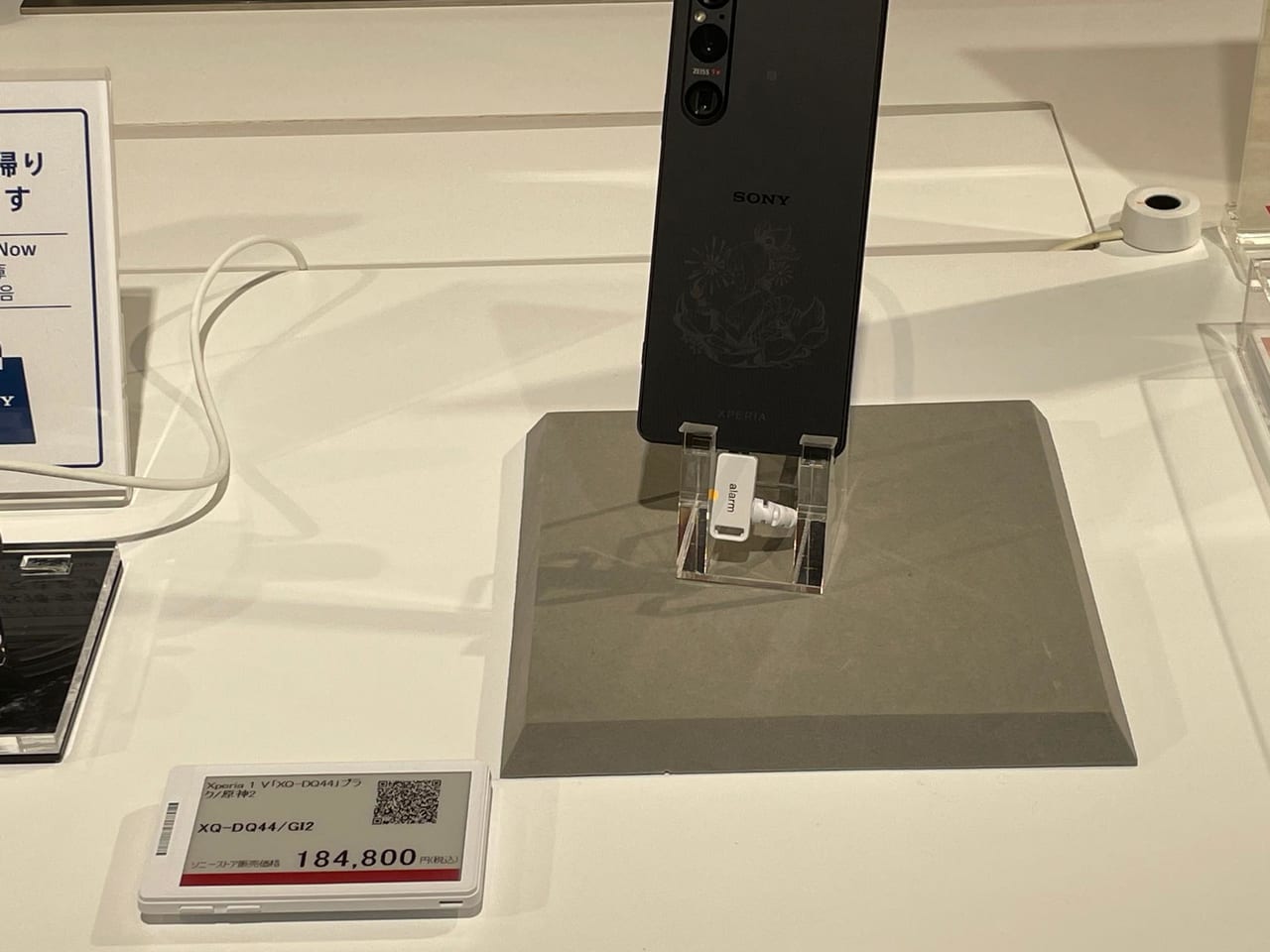 原神』コラボモデルのXperiaは「宵宮」と金魚がデザインされた雅な一台に