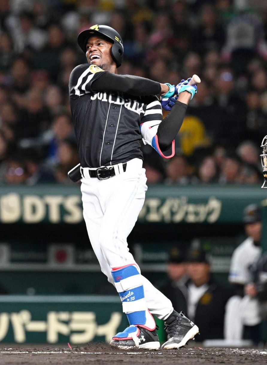 甲子園どよめく…ソフトバンク・モイネロが大飛球 惜しくもファウルに