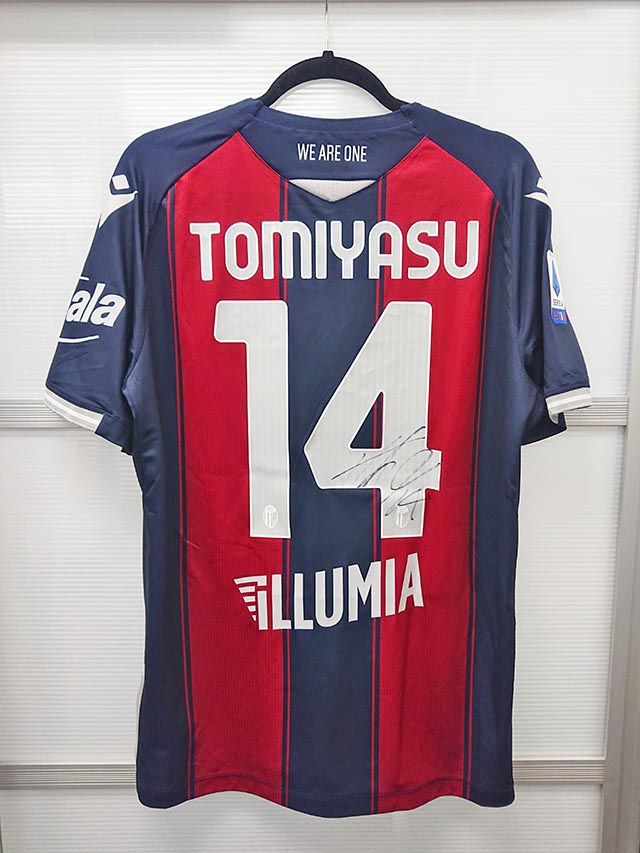 サッカー日本代表の冨安健洋選手よりサイン入りユニフォームと色紙を