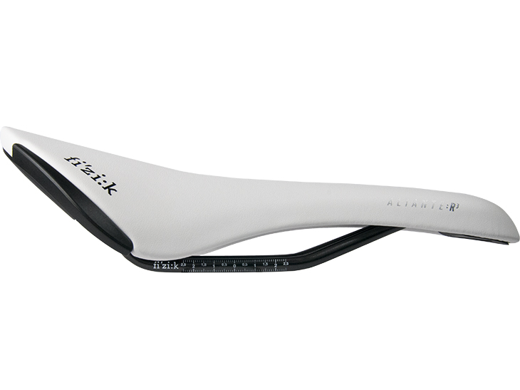 フィジークの快適サドル「オープン」に限定カラー ホワイト登場