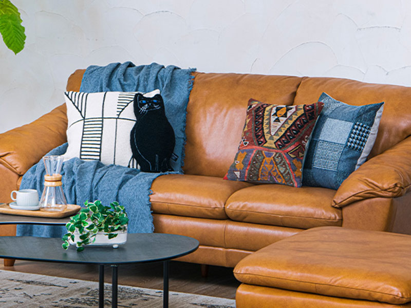 革ソファでも重くならずに。カフェのようなカジュアルさを |かねたや