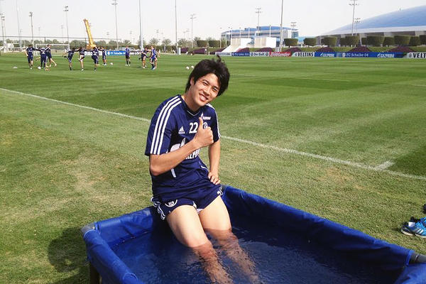 Atsuto #Uchida relaxes after a hard training session. #内田 篤人 #s04