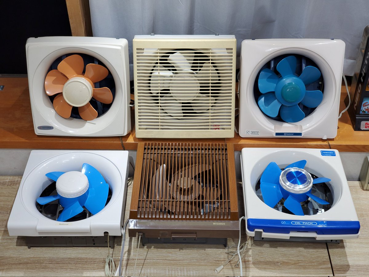 本格的にレトロ換気扇を集め始めた頃に入手した換気扇たち。 右上のFV