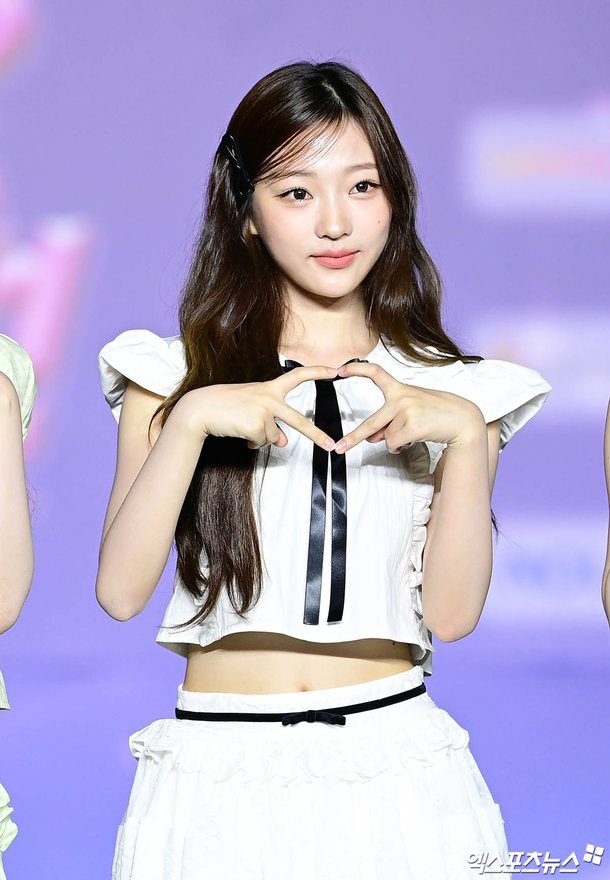 ARTICLE] 250727 Hearts2Hearts Stella, 'Adorable Hand Heart
