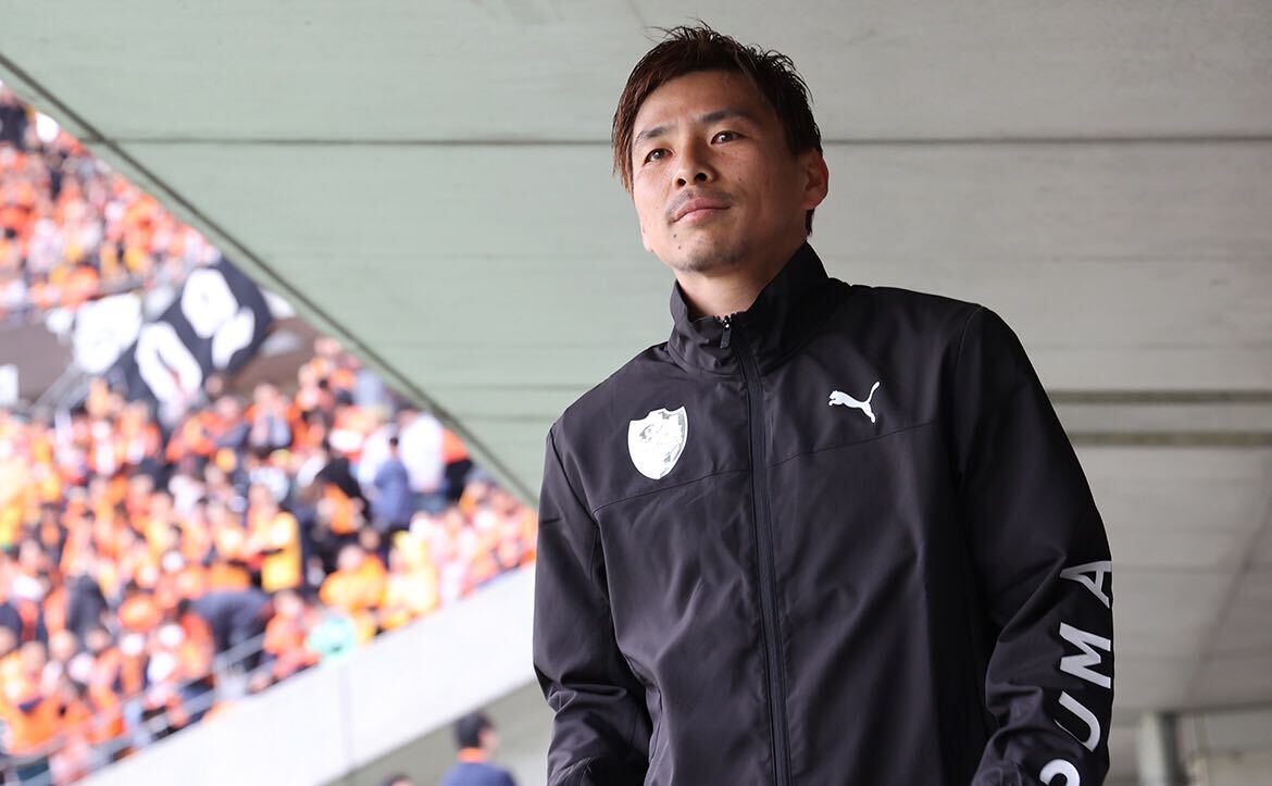 選手も着用する『PUMA遠征用ウーヴンジャケット』👕 スポーツシーンは