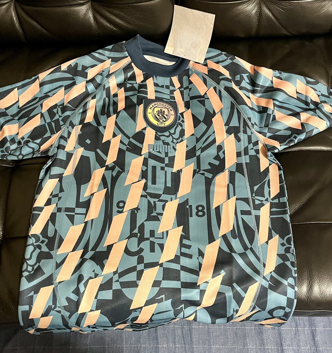 マンチェスターシティのノエル・ギャラガーデザインシャツ届いた